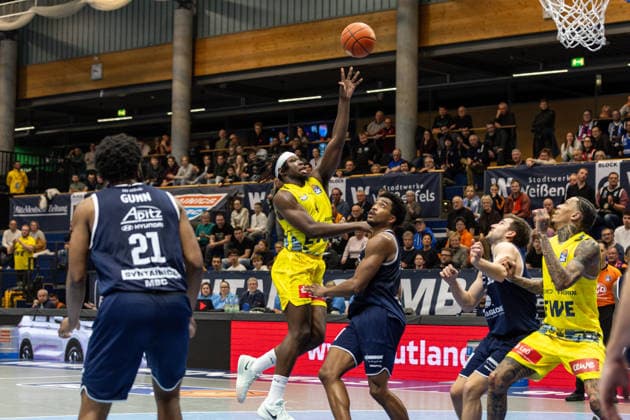 GER, easy-Credit Basketball-Bundesliga, Syntainics MBC - EWE Baskets Oldenburg. 30.01.2026, Stadthalle, Weißenfels, GER, easy-Credit Basketball-Bundesliga, Syntainics MBC - EWE Baskets Oldenburg. Brian Fobbs (EWE Baskets Oldenburg 4), Marcus Foster (Syntainics MBC, 5) Â Foto Alexander Trienitz Weißenfels Stadthalle Sachsen-Anhalt Deutschland
