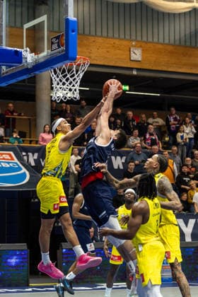 GER, easy-Credit Basketball-Bundesliga, Syntainics MBC - EWE Baskets Oldenburg. 30.01.2026, Stadthalle, Weißenfels, GER, easy-Credit Basketball-Bundesliga, Syntainics MBC - EWE Baskets Oldenburg. Jure Planinic (Syntainics MBC, 44), Nicholas Tischler (EWE Baskets Oldenburg 11) Â Foto Alexander Trienitz Weißenfels Stadthalle Sachsen-Anhalt Deutschland