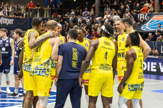 GER, easy-Credit Basketball-Bundesliga, Syntainics MBC - EWE Baskets Oldenburg. 30.01.2026, Stadthalle, Weißenfels, GER, easy-Credit Basketball-Bundesliga, Syntainics MBC - EWE Baskets Oldenburg. Schulterschluss vom Team EWE Baskets Oldenburg nach dem Sieg Â Foto Alexander Trienitz Weißenfels Stadthalle Sachsen-Anhalt Deutschland