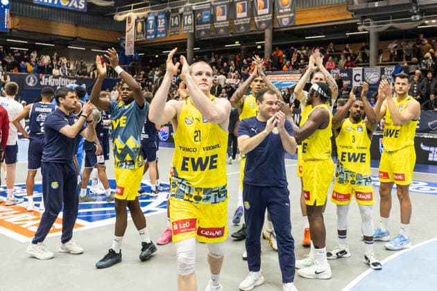 GER, easy-Credit Basketball-Bundesliga, Syntainics MBC - EWE Baskets Oldenburg. 30.01.2026, Stadthalle, Weißenfels, GER, easy-Credit Basketball-Bundesliga, Syntainics MBC - EWE Baskets Oldenburg. Seth Hinrichs (EWE Baskets Oldenburg 21) bedankt sich bei den Fans mit dem Team Â Foto Alexander Trienitz Weißenfels Stadthalle Sachsen-Anhalt Deutschland