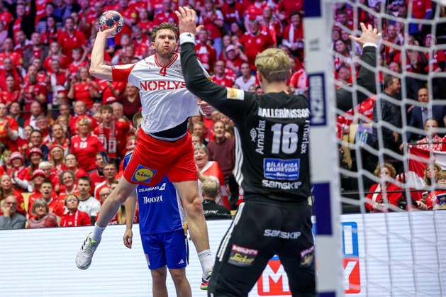 30.01.2026, Handball, Men s EHF EURO 2026, Dänemark - Island, Jyske Bank Boxen in Herning, Dänemark, Semi Finals: Magnus Landin Jacobsen (Denmark 04) wirft den Ball auf das Tor Viktor Hallgrimsson (Iceland 16) Dänemark