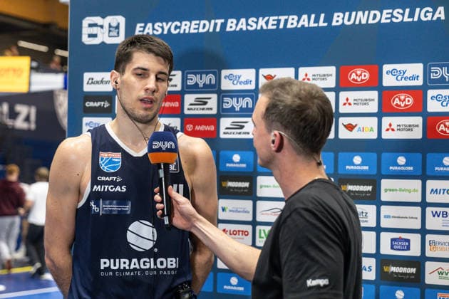 GER, easy-Credit Basketball-Bundesliga, Syntainics MBC - EWE Baskets Oldenburg. 30.01.2026, Stadthalle, Weißenfels, GER, easy-Credit Basketball-Bundesliga, Syntainics MBC - EWE Baskets Oldenburg. Jure Planinic (Syntainics MBC, 44) beim Interview mit DYN Â Foto Alexander Trienitz Weißenfels Stadthalle Sachsen-Anhalt Deutschland