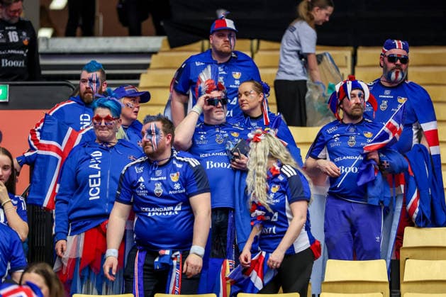 30.01.2026, Handball, Men s EHF EURO 2026, Dänemark - Island, Jyske Bank Boxen in Herning, Dänemark, Semi Finals: enttäuschte Isländische Handballfans nach der Niederlage auf der Tribüne Dänemark
