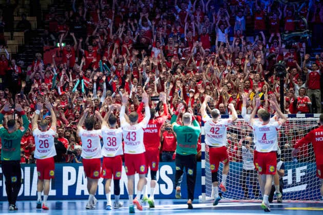 EHF Euro 2026: Denmark - Iceland Denmark s players celebrate the victory with the fans after the EHF Euro 2026 semifinal match between Denmark and Iceland at Jyske Bank Boxen in Herning, Friday, January 30, 2026. (Photo: Bo Amstrup Ritzau Scanpix) , Herning Denmark Mors Copyright: BoxAmrstrupx xRitzauxScanpix BoxAmstrupx spdk20260130-222631-L