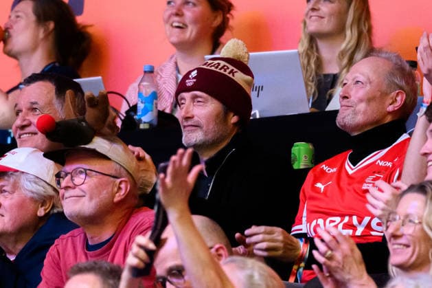 Herning: Handball EM 2026 - Halbfinale - Daenemark - Island Schauspieler Mads Mikkelsen mit einer Dänemark Mütze Herning Jyske Bank Boxen Daenemark