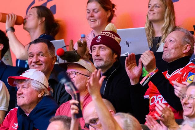 Herning: Handball EM 2026 - Halbfinale - Daenemark - Island Schauspieler Mads Mikkelsen Herning Jyske Bank Boxen Daenemark *** Herning Handball European Championship 2026 semi-final Denmark Iceland Actor Mads Mikkelsen Herning Jyske Bank Boxing Denmark