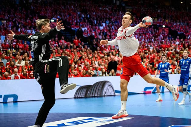 Herning: Handball EM 2026 - Halbfinale - Daenemark - Island v.li. Islands Torhueter Viktor Gisli Hallgirmsson, Daenemarks Mathias Gidsel Herning Jyske Bank Boxen Daenemark