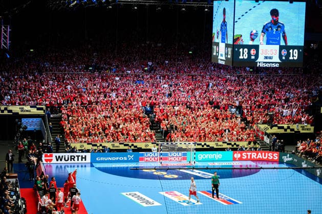 Herning: Handball EM 2026 - Halbfinale - Daenemark - Island Fankurve Fans Fanblock Zuschauer Stehplatztribüne Herning Jyske Bank Boxen Daenemark *** Herning Handball EM 2026 Semi-final Denmark Iceland Fan curve Fans Fan block Spectators Standing room grandstand Herning Jyske Bank Boxing Denmark