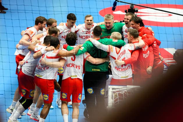 Herning: Handball EM 2026 - Halbfinale - Daenemark - Island die Mannschaft von Dänemark Schlussjubel Schlußjubel Emotion Freude Herning Jyske Bank Boxen Daenemark *** Herning handball European Championship 2026 semi-final Denmark Iceland the team of Denmark final cheer final cheer emotion joy Herning Jyske Bank boxing Denmark