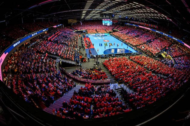 Herning: Handball EM 2026 - Halbfinale - Daenemark - Island Übersicht, Innenansicht, Spielstätte, Feature, Arena, Zuschauer, Fankurve Fans Fanblock Herning Jyske Bank Boxen Daenemark