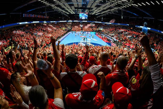 Herning: Handball EM 2026 - Halbfinale - Daenemark - Island Übersicht, Innenansicht, Spielstätte, Feature, Arena, Zuschauer, Fankurve Fans Fanblock Stehblock Herning Jyske Bank Boxen Daenemark