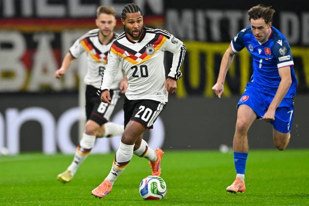 Leipzig, Red Bull Arena, 17.11.25, GER, Herren, Qualifikation WM 2026, Deutschland - Slowakei Bild: v.li. im Zweikampf Serge GNABRY (Deutschland) und Leo SAUER (Slowakei) UEFA regulations prohibit any use of photographs as image sequences and or quasi-video. Sachsen Deutschland *** Leipzig, Red Bull Arena, 17 11 25, GER, Men, Qualification World Cup 2026, Germany Slovakia Picture from left in duel Serge GNABRY Germany and Leo SAUER Slovakia UEFA regulations prohibit any use of photographs as image sequences and or quasi video Saxony Germany