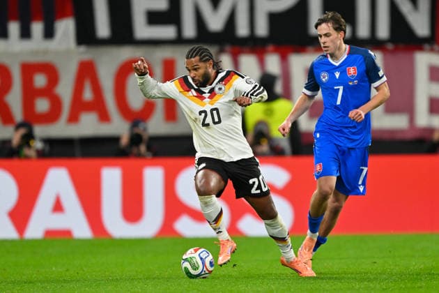 Leipzig, Red Bull Arena, 17.11.25, GER, Herren, Qualifikation WM 2026, Deutschland - Slowakei Bild: v.li. im Zweikampf Serge GNABRY (Deutschland) und Leo SAUER (Slowakei) UEFA regulations prohibit any use of photographs as image sequences and or quasi-video. Sachsen Deutschland *** Leipzig, Red Bull Arena, 17 11 25, GER, Men, Qualification World Cup 2026, Germany Slovakia Picture from left in duel Serge GNABRY Germany and Leo SAUER Slovakia UEFA regulations prohibit any use of photographs as image sequences and or quasi video Saxony Germany