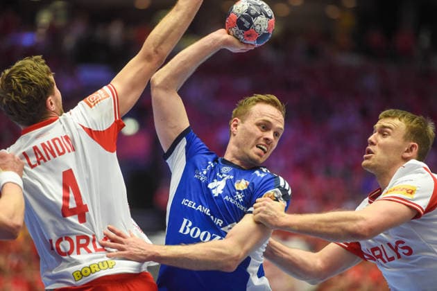 Handball I Herren I Europameisterschaft 2026 I Halbfinale I Dänemark - Island I 30.01.2026 von links Magnus Landin Jacobsen (4, Dänemark), Omar Ingi Magnusson (14, Island), Thomas Arnoldsen (42, Dänemark) Copyright: xLobeca JanxKirschnerx