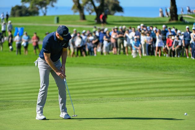 LA JOLLA, CA - JANUARY 30: Justin Rose (GBR) sinks his eagle putt on 6 (SC) during the second round of the Farmers Insurance Open on January 30, 2026, at Torrey Pines Golf Course, La Jolla, California. (Photo by Ken Murray Icon Sportswire) GOLF: JAN 30 PGA, Golf Herren Farmers Insurance Open EDITORIAL USE ONLY Icon2601300342