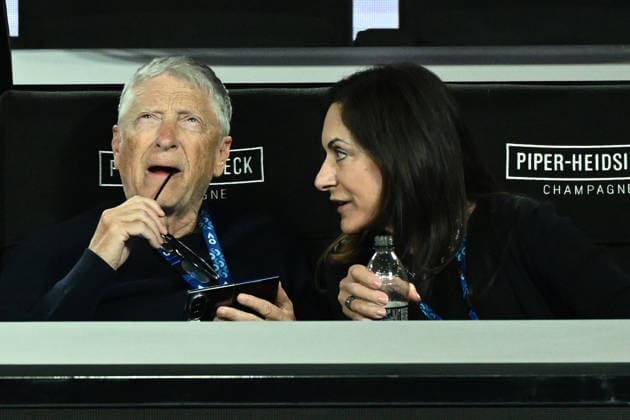 TENNIS AUSTRALIAN OPEN, Bill Gates with his partner Paula Hurd watch Jason Kubler (pink) and Marc Polmans (red) of Australia in action during the men™s doubles final against Christian Harrison of the USA and Neal Skupski of Great Britian on day 14 of the 2026 Australian Open tennis tournament at Melbourne Park in Melbourne, Saturday, January 31, 2026. ( NO ARCHIVING MELBOURNE VICTORIA AUSTRALIA  Copyright: xJOELxCARRETTx 20260131193768214363