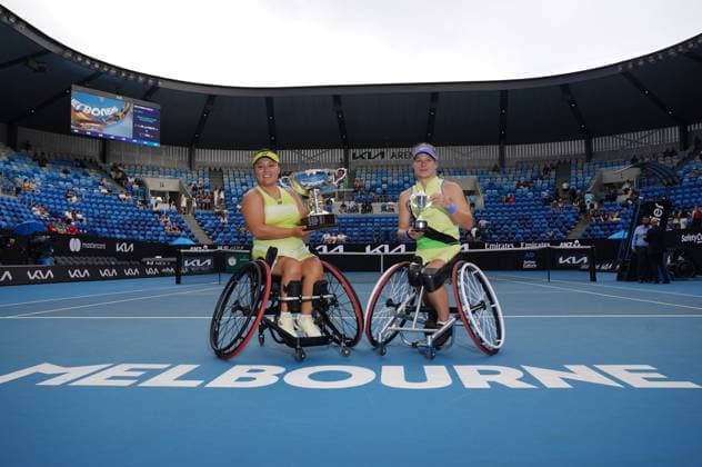 (260131) -- MELBOURNE, Jan. 31, 2026 -- Gold medalist Li Xiaohui (L) and silver medalist Diede De Groot pose for photos during the awarding ceremony for the women s wheelchair singles final between Li Xiaohui of China and Diede De Groot of the Netherlands at the Australian Open tennis tournament in Melbourne, Australia, Jan. 31, 2026. (Photo by Xinhua) (SP)AUSTRALIA-MELBOURNE-TENNIS-AUSTRALIAN OPEN-WOMEN S WHEELCHAIR-SINGLES-FINAL WangxShen 