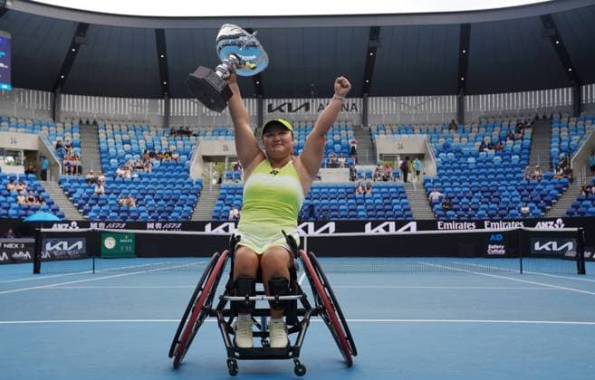 (260131) -- MELBOURNE, Jan. 31, 2026 -- Gold medalist Li Xiaohui poses for photos with the trophy during the awarding ceremony for the women s wheelchair singles final between Li Xiaohui of China and Diede De Groot of the Netherlands at the Australian Open tennis tournament in Melbourne, Australia, Jan. 31, 2026. (Photo by Xinhua) (SP)AUSTRALIA-MELBOURNE-TENNIS-AUSTRALIAN OPEN-WOMEN S WHEELCHAIR-SINGLES-FINAL WangxShen 