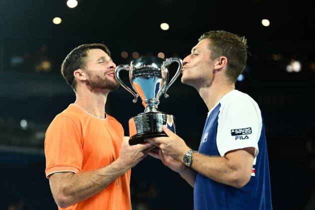 TENNIS AUSTRALIAN OPEN, Christian Harrison (orange) of the USA and Neal Skupski (blue) of Great Britian pose with the winners trophy after winning the men™s doubles final against Jason Kubler (pink) and Marc Polmans (red) of Australia on day 14 of the 2026 Australian Open tennis tournament at Melbourne Park in Melbourne, Saturday, January 31, 2026. ( NO ARCHIVING MELBOURNE VICTORIA AUSTRALIA  Copyright: xJOELxCARRETTx 20260131144916148500