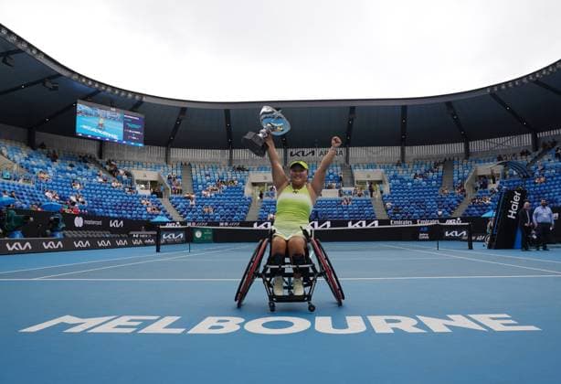 (260131) -- MELBOURNE, Jan. 31, 2026 -- Gold medalist Li Xiaohui poses for photos with the trophy during the awarding ceremony for the women s wheelchair singles final between Li Xiaohui of China and Diede De Groot of the Netherlands at the Australian Open tennis tournament in Melbourne, Australia, Jan. 31, 2026. (Photo by Xinhua) (SP)AUSTRALIA-MELBOURNE-TENNIS-AUSTRALIAN OPEN-WOMEN S WHEELCHAIR-SINGLES-FINAL WangxShen 