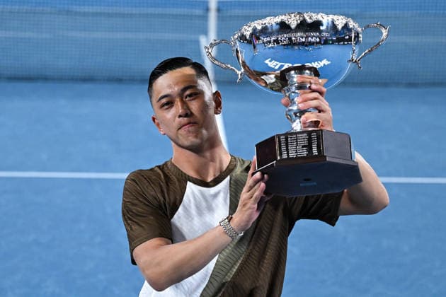 TENNIS AUSTRALIAN OPEN, Tokito Oda of Japan poses with the trophy after winning the men™s wheelchair singles final against Martin de la Puente of Spain on day 14 of the 2026 Australian Open tennis tournament at Melbourne Park in Melbourne, Saturday, January 31, 2026. ( NO ARCHIVING MELBOURNE VICTORIA AUSTRALIA  Copyright: xJAMESxROSSx 20260131186948493062