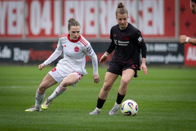Frauen Fußball-Bundesliga; Bayer 04 Leverkusen - 1. FC Nürnberg, 31.01.2026 Kristin Kögel (Bayer 04 Leverkusen, 11), Nastassja Lein (1. FC Nürnberg, 24) ; Bayer 04 Leverkusen - 1. FC Nürnberg an Spieltag 16 der Google Pixel Frauen-Bundesliga am 31.01.2026 im Ulrich-Haberland-Stadion in Leverkusen (Nordrhein-Westfalen). DFL REGULATIONS PROHIBIT ANY USE OF PHOTOGRAPHS AS IMAGE SEQUENCES AND OR QUASI-VIDEO. Copyright: xBEAUTIFULxSPORTS AxelxKohringx
