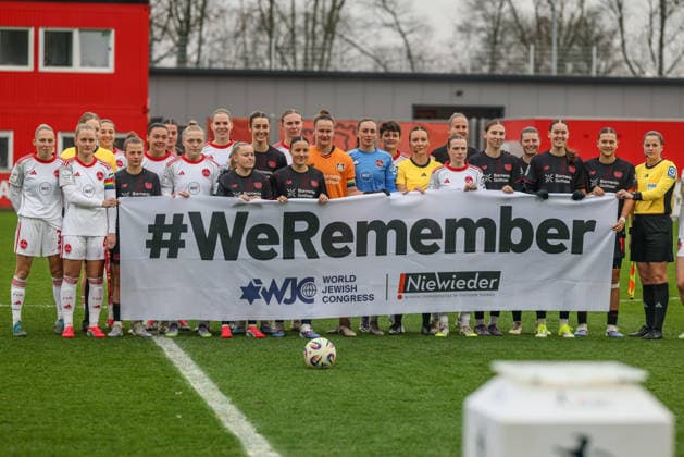 GER, Leverkusen, Bayer Leverkusen vs 1. FC Nürnberg, Google Pixel Frauen Bundesliga, Fussball, DFB, Spielzeit 2025 2026, Ulrich-Haberland-Stadion, 16. Spieltag im Bild: FC Nürnberg und Bayer Leverkusen Frauen mit einem Gedenkbanner Weremember DFB DFL REGULATIONS PROHIBIT ANY USE OF PHOTOGRAPHS AS IMAGE SEQUENCES AND OR QUASI-VIDEO, 31.01.2026 Copyright: HMBxMedia HendrikxHamelau