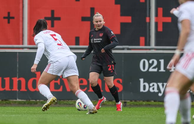 GER, Leverkusen, Bayer Leverkusen vs 1. FC Nürnberg, Google Pixel Frauen Bundesliga, Fussball, DFB, Spielzeit 2025 2026, Ulrich-Haberland-Stadion, 16. Spieltag im Bild v.l.: Clara Fröhlich (1. FC Nürnberg Frauen 5), Vanessa Fudalla (Bayer Leverkusen Frauen 21) DFB DFL REGULATIONS PROHIBIT ANY USE OF PHOTOGRAPHS AS IMAGE SEQUENCES AND OR QUASI-VIDEO, 31.01.2026 Copyright: HMBxMedia HendrikxHamelau