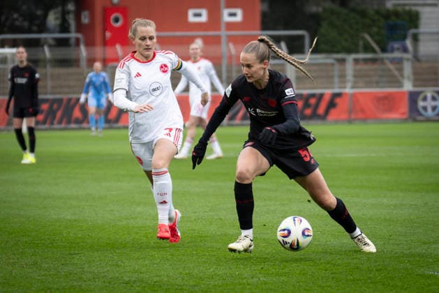 Frauen Fußball-Bundesliga; Bayer 04 Leverkusen - 1. FC Nürnberg, 31.01.2026 Luisa Guttenberger (1. FC Nürnberg, 4), Juliette Vidal (Bayer 04 Leverkusen, 56); Bayer 04 Leverkusen - 1. FC Nürnberg an Spieltag 16 der Google Pixel Frauen-Bundesliga am 31.01.2026 im Ulrich-Haberland-Stadion in Leverkusen (Nordrhein-Westfalen). DFL REGULATIONS PROHIBIT ANY USE OF PHOTOGRAPHS AS IMAGE SEQUENCES AND OR QUASI-VIDEO. Copyright: xBEAUTIFULxSPORTS AxelxKohringx