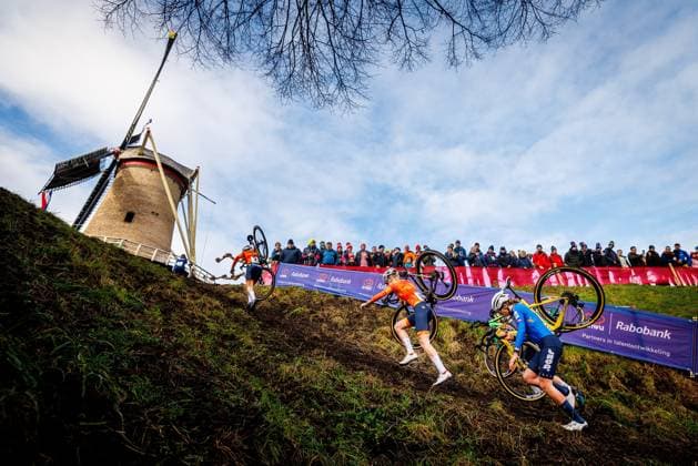 HULST , 31-01-2026 , UCI Cyclo-cross World Championships day 2 , Saturday Women Junior , WK veldrijden , picture shows windmill climb Rianne NIEUWENHUIS (NED) middle UCI Cyclo-cross World Championships (Saturday)  x201204161x Copyright: