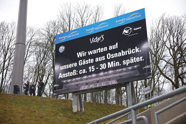 31.01.2026, Fussball, Herren, 3. Liga, Saison 2025 2026, 1. FC Saarbrücken - VfL Osnabrück, Aufgrund einer Verspätung des Sonderzuges der VfL Osnabrück Fans findet der Anstoß später statt Saarbrücken Ludwigsparkstadion Saarland Deutschland (DEU) *** 31 01 2026, Football, Men, 3 League, Season 2025 2026, 1 FC Saarbrücken VfL Osnabrück, Due to a delay of the special train of the VfL Osnabrück fans the kick-off will take place later Saarbrücken Ludwigsparkstadion Saarland Germany DEU Copyright: xFabianxKleerx