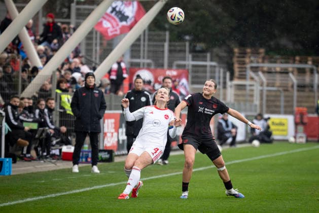 Frauen Fußball-Bundesliga; Bayer 04 Leverkusen - 1. FC Nürnberg, 31.01.2026 Luisa Guttenberger (1. FC Nürnberg, 4), Julia Mickenhagen (Bayer 04 Leverkusen, 18) im Zweikampf; Bayer 04 Leverkusen - 1. FC Nürnberg an Spieltag 16 der Google Pixel Frauen-Bundesliga am 31.01.2026 im Ulrich-Haberland-Stadion in Leverkusen (Nordrhein-Westfalen). DFL REGULATIONS PROHIBIT ANY USE OF PHOTOGRAPHS AS IMAGE SEQUENCES AND OR QUASI-VIDEO. Copyright: xBEAUTIFULxSPORTS AxelxKohringx