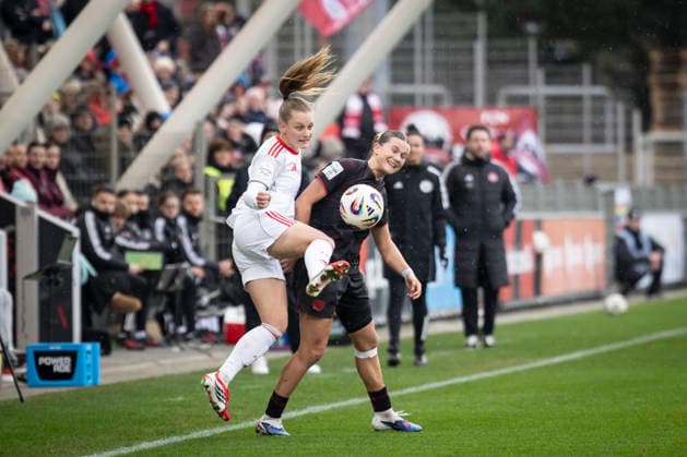 Frauen Fußball-Bundesliga; Bayer 04 Leverkusen - 1. FC Nürnberg, 31.01.2026 Luisa Guttenberger (1. FC Nürnberg, 4), Julia Mickenhagen (Bayer 04 Leverkusen, 18) im Zweikampf; Bayer 04 Leverkusen - 1. FC Nürnberg an Spieltag 16 der Google Pixel Frauen-Bundesliga am 31.01.2026 im Ulrich-Haberland-Stadion in Leverkusen (Nordrhein-Westfalen). DFL REGULATIONS PROHIBIT ANY USE OF PHOTOGRAPHS AS IMAGE SEQUENCES AND OR QUASI-VIDEO. Copyright: xBEAUTIFULxSPORTS AxelxKohringx