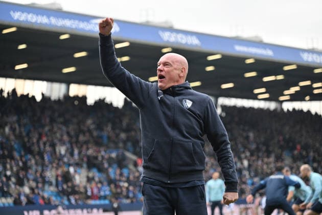 Trainer Uwe Rösler (VfL Bochum) feuert vor dem Spiel die Bochumer Fans an 31.01.2026, Fussball 2. Bundesliga, Saison 2025 2026, 20. Spieltag, VfL Bochum - FC Schalke 04 DFL regulations prohibit any use of photographs as image sequences and or quasi-video Bochum Vonovia Ruhrstadion Nordrhein Westfalen Deutschland