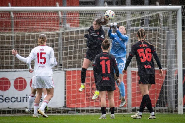 Frauen Fußball-Bundesliga; Bayer 04 Leverkusen - 1. FC Nürnberg, 31.01.2026 Lourdes Romero (1. FC Nürnberg, 25) faustet einen Ball; Bayer 04 Leverkusen - 1. FC Nürnberg an Spieltag 16 der Google Pixel Frauen-Bundesliga am 31.01.2026 im Ulrich-Haberland-Stadion in Leverkusen (Nordrhein-Westfalen). DFL REGULATIONS PROHIBIT ANY USE OF PHOTOGRAPHS AS IMAGE SEQUENCES AND OR QUASI-VIDEO. Copyright: xBEAUTIFULxSPORTS AxelxKohringx