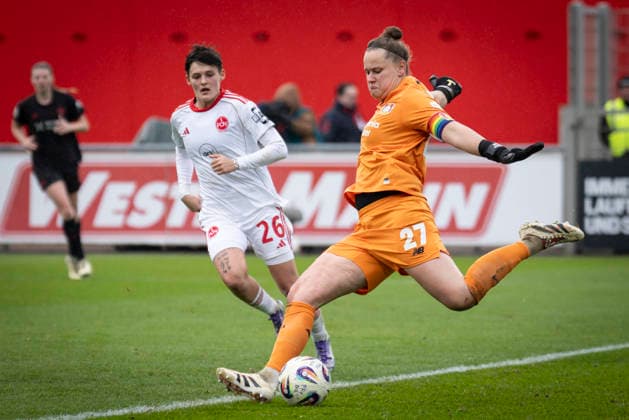 Frauen Fußball-Bundesliga; Bayer 04 Leverkusen - 1. FC Nürnberg, 31.01.2026 Friederike Repohl (Bayer 04 Leverkusen, 27) schlägt den Ball vor Aneta Palaskova (1. FC Nürnberg, 26) weg; Bayer 04 Leverkusen - 1. FC Nürnberg an Spieltag 16 der Google Pixel Frauen-Bundesliga am 31.01.2026 im Ulrich-Haberland-Stadion in Leverkusen (Nordrhein-Westfalen). DFL REGULATIONS PROHIBIT ANY USE OF PHOTOGRAPHS AS IMAGE SEQUENCES AND OR QUASI-VIDEO. Copyright: xBEAUTIFULxSPORTS AxelxKohringx