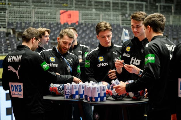Herning: Handball EM 2026 - Media Day - Deutschland Lukas Zerbe (Deutschland), Lukas Mertens (Deutschland), Nils Lichtlein (Deutschland), Miro Schluroff (Deutschland) unterschreiben Bälle Herning Jyske Bank Boxen Daenemark