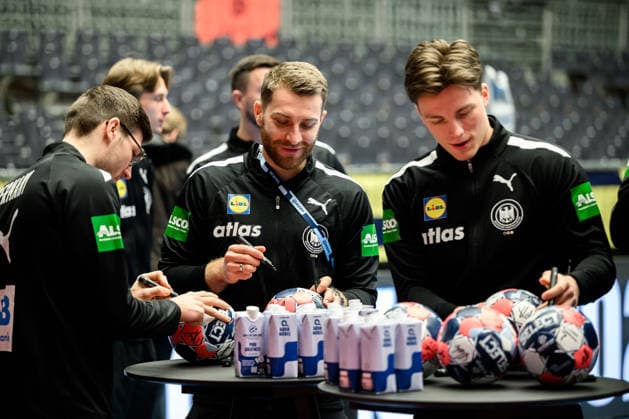Herning: Handball EM 2026 - Media Day - Deutschland Lukas Zerbe (Deutschland), Lukas Mertens (Deutschland), Nils Lichtlein (Deutschland) unterschreiben Spielbälle Herning Jyske Bank Boxen Daenemark