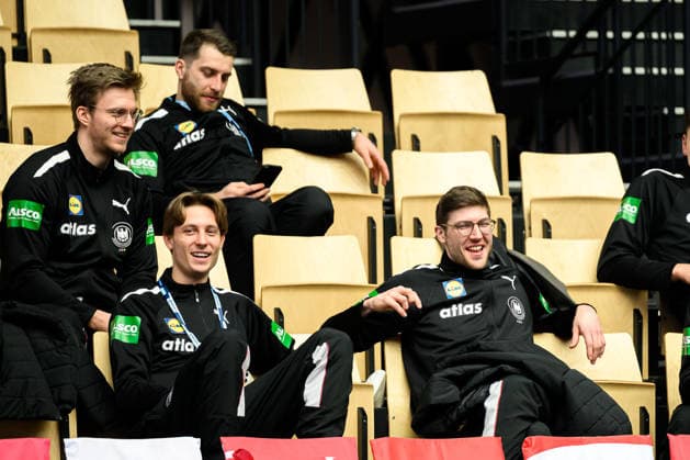 Herning: Handball EM 2026 - Media Day - Deutschland Franz Semper (Deutschland), Mathis Häseler Haeseler (Deutschland), Lukas Zerbe (Deutschland) lachend laechelnd gut gelaunt grinst grinsend Herning Jyske Bank Boxen Daenemark