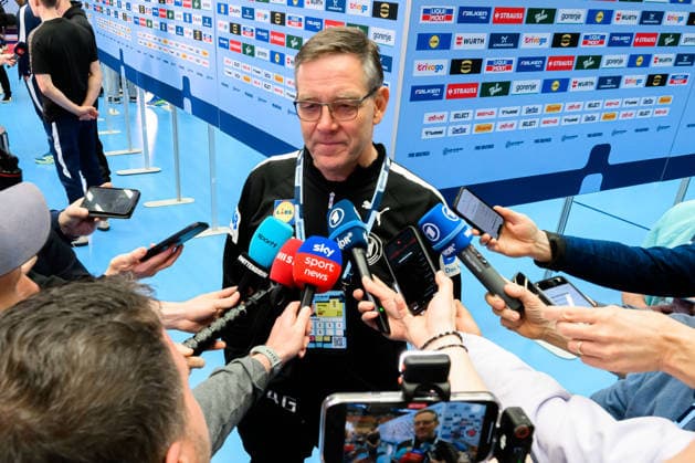 Herning: Handball EM 2026 - Media Day - Deutschland Trainer Alfred Gislason (Deutschland) im Interview mit Handys und Mikros Herning Jyske Bank Boxen Daenemark