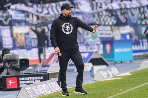 In the picture, from left: Heiner Backhaus (BTSV, Trainer), GER, Braunschweig, Eintracht Braunschweig gegen Karlsruher SC, 2. Bundesliga, soccer, DFB, 2025 2026 season, Eintracht Stadion, match day, DFB DFL REGULATIONS PROHIBIT ANY USE OF PHOTOGRAPHS AS IMAGE SEQUENCES AND OR QUASI-VIDEO, 31.01.2026,