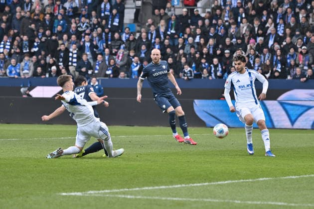 Koji Miyoshi (VfL Bochum), 2. v.li., erzielt das Tor zum 1:0 31.01.2026, Fussball 2. Bundesliga, Saison 2025 2026, 20. Spieltag, VfL Bochum - FC Schalke 04 DFL regulations prohibit any use of photographs as image sequences and or quasi-video Bochum Vonovia Ruhrstadion Nordrhein Westfalen Deutschland