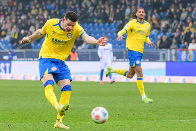 In the picture, from left: Erencan Yardimci (BTSV, 09), GER, Braunschweig, Eintracht Braunschweig gegen Karlsruher SC, 2. Bundesliga, soccer, DFB, 2025 2026 season, Eintracht Stadion, match day, DFB DFL REGULATIONS PROHIBIT ANY USE OF PHOTOGRAPHS AS IMAGE SEQUENCES AND OR QUASI-VIDEO, 31.01.2026,