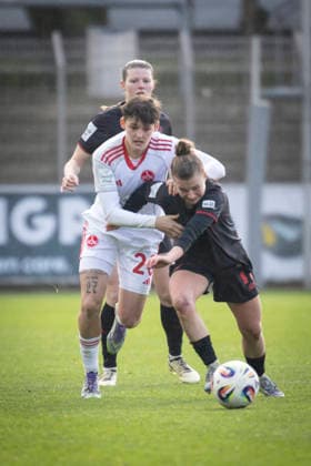 Frauen Fußball-Bundesliga; Bayer 04 Leverkusen - 1. FC Nürnberg, 31.01.2026 Kristin Kögel (Bayer 04 Leverkusen, 11) und Aneta Palaskova (1. FC Nürnberg, 26) im Zweikampf; Bayer 04 Leverkusen - 1. FC Nürnberg an Spieltag 16 der Google Pixel Frauen-Bundesliga am 31.01.2026 im Ulrich-Haberland-Stadion in Leverkusen (Nordrhein-Westfalen). DFL REGULATIONS PROHIBIT ANY USE OF PHOTOGRAPHS AS IMAGE SEQUENCES AND OR QUASI-VIDEO. Copyright: xBEAUTIFULxSPORTS AxelxKohringx