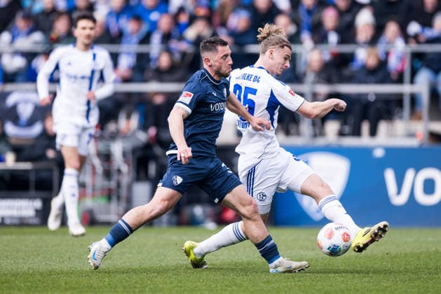 2. Fussball Bundesliga, VfL Bochum - FC Schalke 04; 31.01.2026 Zweikampf Maximilian Wittek (VfL Bochum, 32), Mika Tom Wallentowitz (FC Schalke 04, 35) 2. Fussball Bundesliga, VfL Bochum - FC Schalke 04, Bochum, VONONVIA Ruhrstadion, 31.01.2026 DFL REGULATIONS PROHIBIT ANY USE OF PHOTOGRAPHS AS IMAGE SEQUENCES AND OR QUASI-VIDEO.