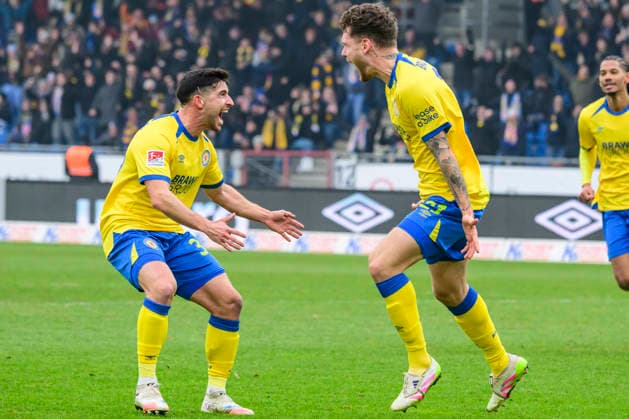 In the picture, from left: Robin Heusser (BTSV, 30),, Kevin Ehlers (BTSV, 21), goal, 1:0, celebreting the goal, joy, jubilation, cheering, GER, Braunschweig, Eintracht Braunschweig gegen Karlsruher SC, 2. Bundesliga, soccer, DFB, 2025 2026 season, Eintracht Stadion, match day, DFB DFL REGULATIONS PROHIBIT ANY USE OF PHOTOGRAPHS AS IMAGE SEQUENCES AND OR QUASI-VIDEO, 31.01.2026,