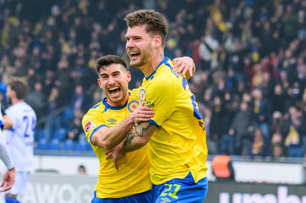 In the picture, from left: Robin Heusser (BTSV, 30),, Kevin Ehlers (BTSV, 21), goal, 1:0, celebreting the goal, joy, jubilation, cheering, GER, Braunschweig, Eintracht Braunschweig gegen Karlsruher SC, 2. Bundesliga, soccer, DFB, 2025 2026 season, Eintracht Stadion, match day, DFB DFL REGULATIONS PROHIBIT ANY USE OF PHOTOGRAPHS AS IMAGE SEQUENCES AND OR QUASI-VIDEO, 31.01.2026,