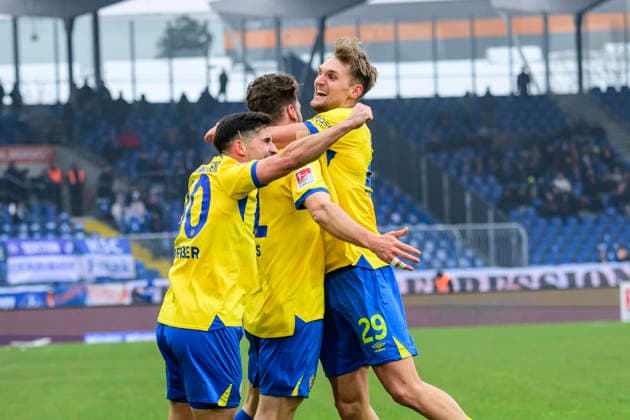 In the picture, from left: Kevin Ehlers (BTSV, 21), goal, 1:0, celebreting the goal, joy, jubilation, cheering, GER, Braunschweig, Eintracht Braunschweig gegen Karlsruher SC, 2. Bundesliga, soccer, DFB, 2025 2026 season, Eintracht Stadion, match day, DFB DFL REGULATIONS PROHIBIT ANY USE OF PHOTOGRAPHS AS IMAGE SEQUENCES AND OR QUASI-VIDEO, 31.01.2026,
