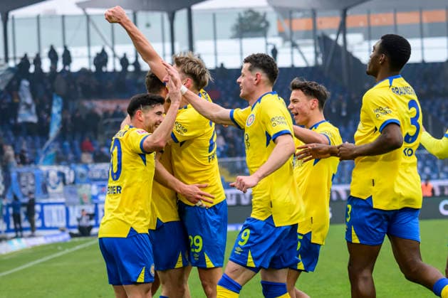 In the picture, from left: Kevin Ehlers (BTSV, 21), goal, 1:0, celebreting the goal, joy, jubilation, cheering, GER, Braunschweig, Eintracht Braunschweig gegen Karlsruher SC, 2. Bundesliga, soccer, DFB, 2025 2026 season, Eintracht Stadion, match day, DFB DFL REGULATIONS PROHIBIT ANY USE OF PHOTOGRAPHS AS IMAGE SEQUENCES AND OR QUASI-VIDEO, 31.01.2026,