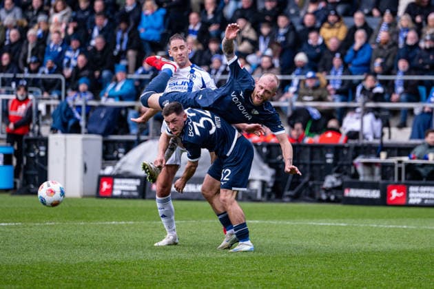 31.01.2026, Fussball, 2. Bundesliga, Saison 2025 2026, 20. Spieltag, VfL Bochum - FC Schalke 04, Philipp Hofmann (VfL Bochum 1848) trifft Nikola Katic (FC Schalke 04) mit dem Stollen im Gesicht, xRHR-FOTO YYx